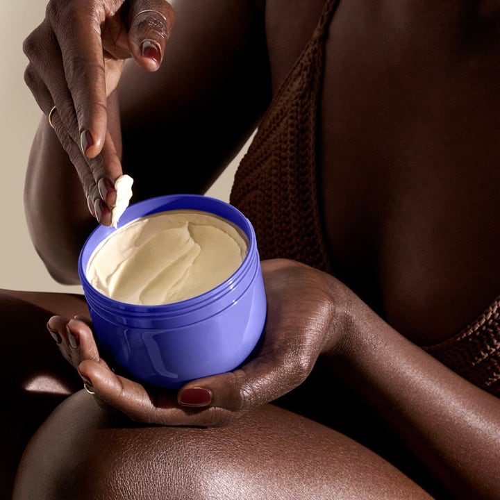 Sol de Janeiro Delicia Drench Body Butter 240 ml är en fyllig brasiliansk fuktkräm i lila burk som ger mjuk hud.