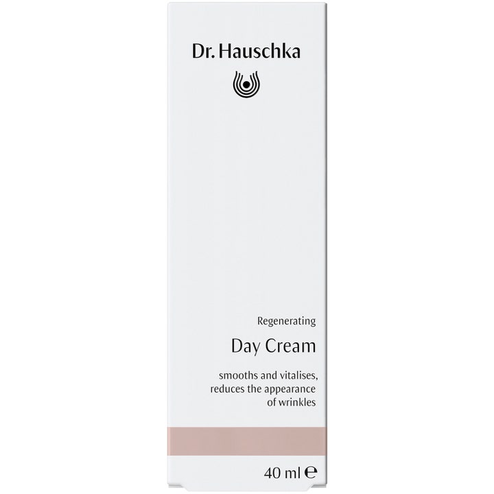 Dr. Hauschka Regenerating Day Cream 40 ml återfuktande ansiktskräm i vit ytterförpackning som reducerar synliga rynkor.