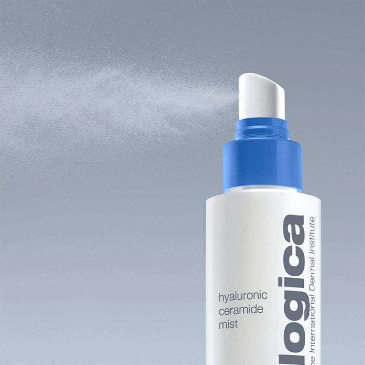 Dermalogica Hyaluronic Ceramide Mist Duo återfuktande toner sprider en fin mist från sitt blå spraymunstycke.