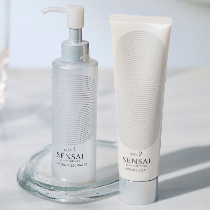 Sensai Silky Purifying Cleansing Gel Water 150 ml ansiktsrengöring i frostad pumpflaska bredvid krämig tvål