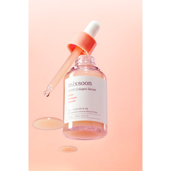 Mixsoon PDRN Collagen Serum 30 ml ger lyster i en genomskinlig glasflaska med pipett och persikorosat innehåll.
