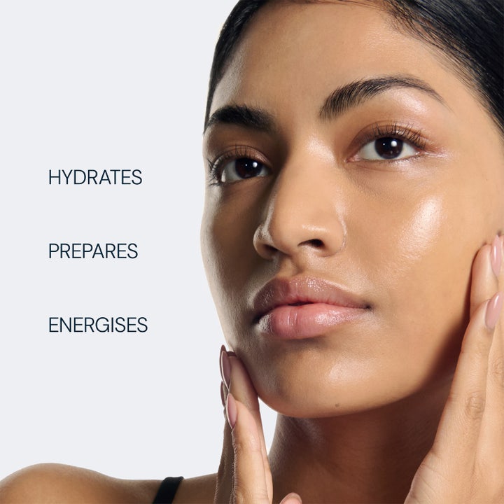Elemis Pro-Collagen Marine Moisture Essence 100 ml anti-age ansiktsvård ger lyster på kvinna med texten Hydrates Prepares.