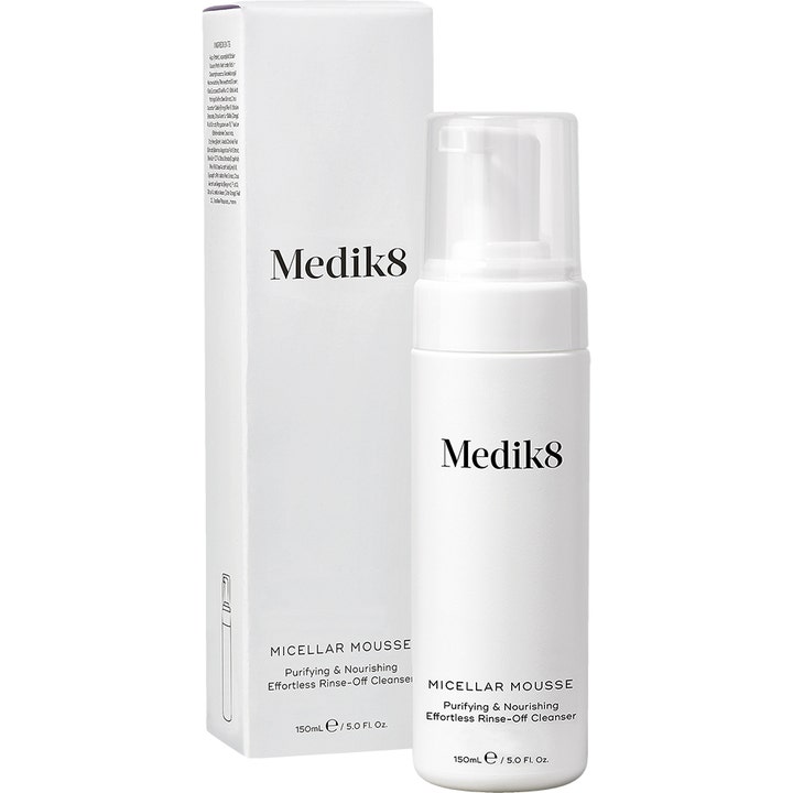 Medik8 Micellar Mousse 150 ml lugnande sminkborttagning och ansiktsrengöring i vit pumpflaska och ytterförpackning.