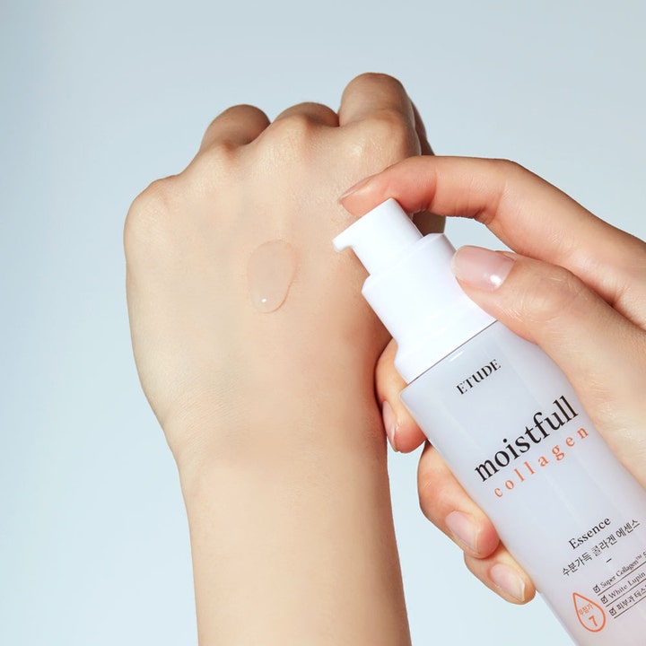 Etude Moistfull Collagen Essence 80 ml återfuktande serum appliceras på handryggen från vit pumpflaska