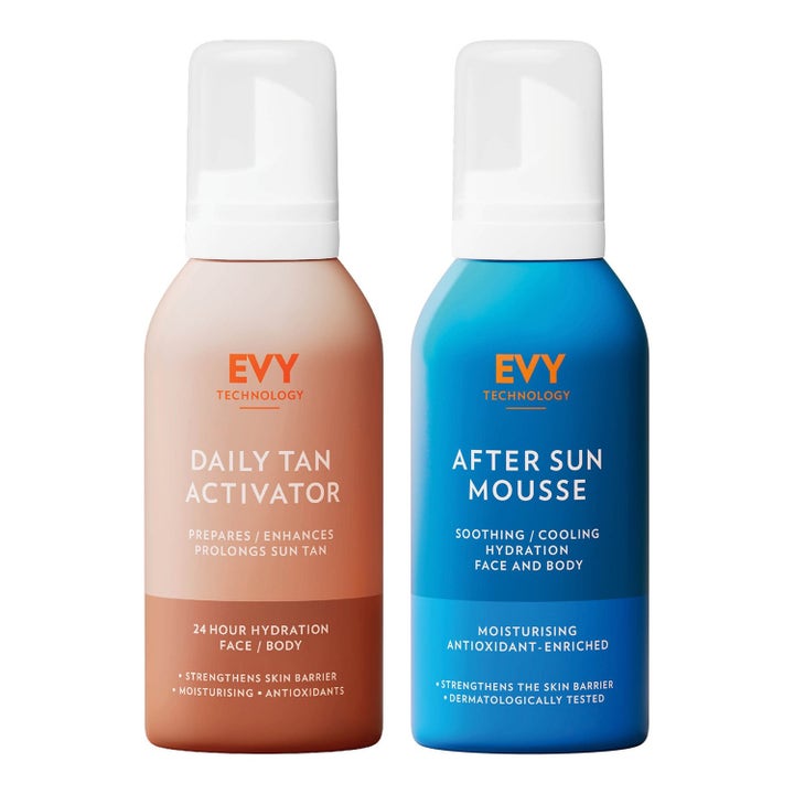 EVY Technology solaktiverare och After Sun Mousse ger 24 timmars återfuktning i beige och blå sprayflaskor