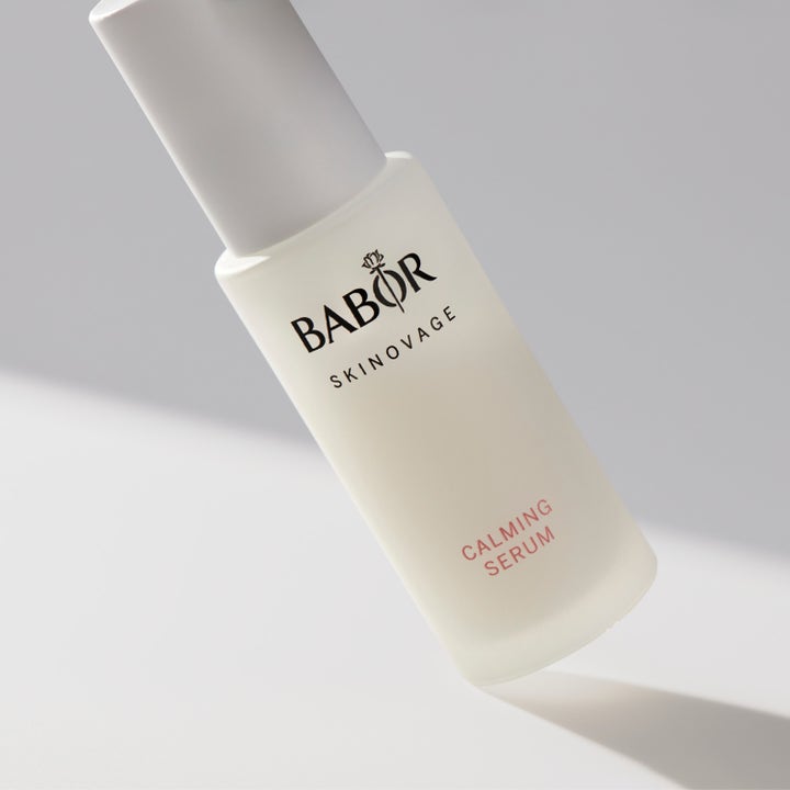 Babor Skinovage Calming Serum 30 ml lugnande ansiktsserum i frostad glasflaska som vilar mot en stilren vit yta.