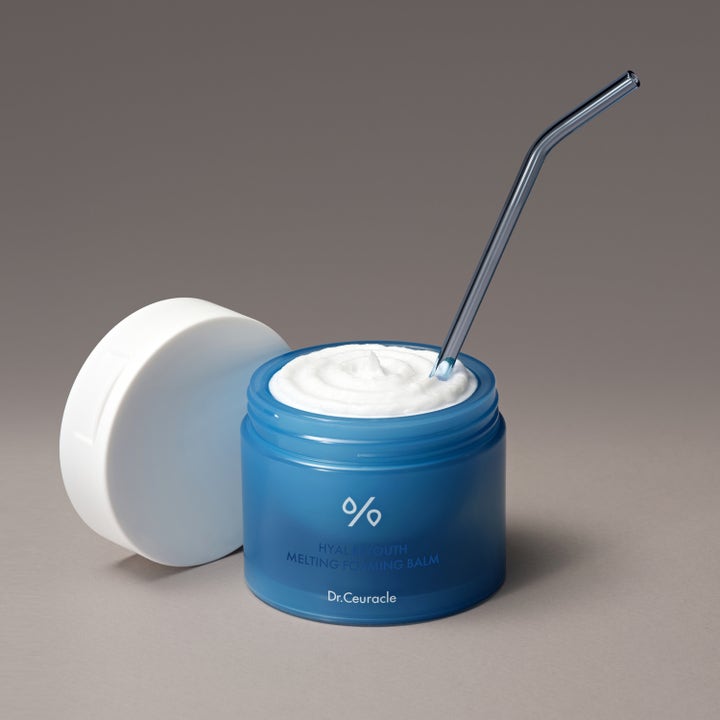 Dr. Ceuracle Hyal Reyouth Melting Foaming Balm 100 ml återfuktande rengöring i blå burk med krämig vit textur och spatel.