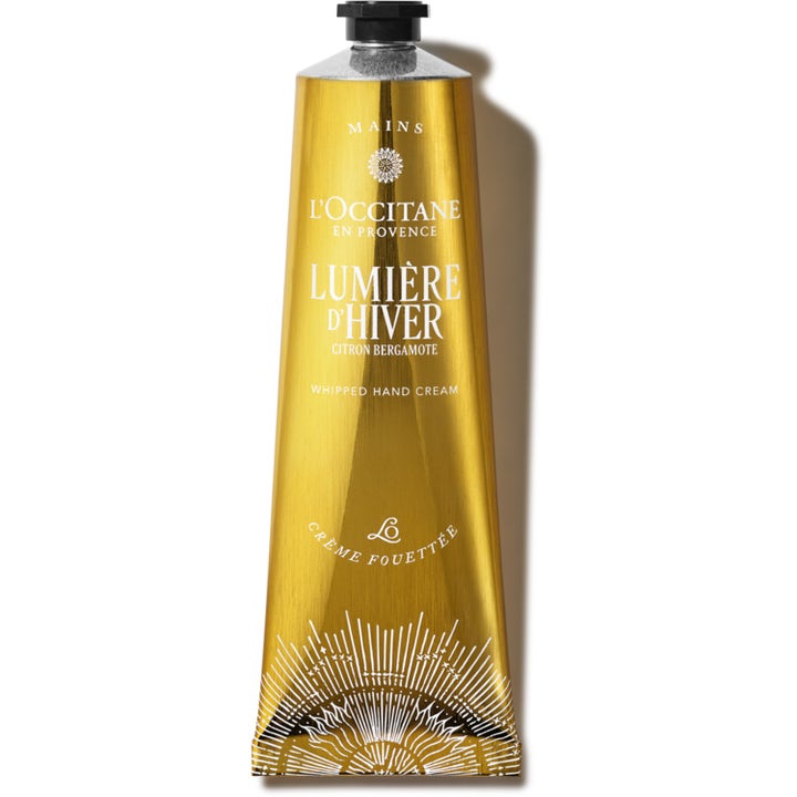 L'Occitane Lumière d'Hiver Citron Bergamote återfuktande handkräm i en guldglänsande tub med vitt mönster.
