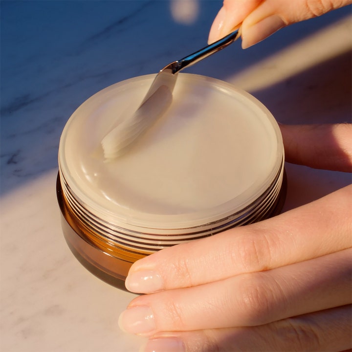 Estée Lauder Advanced Night Cleansing Balm 70 ml djuprengörande balm i brun burk med mjuk textur och metallspatel.