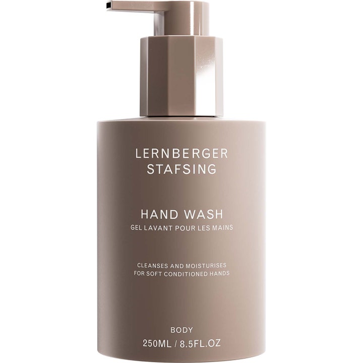 Lernberger Stafsing Hand Wash 250 ml fuktgivande lyxig handtvål för mjuka händer i en matt beige pumpflaska.