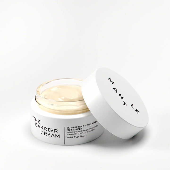 MANTLE The Barrier Cream 50 ml barriärstärkande ansiktskräm med ceramider i vit burk med mjuk krämig textur.