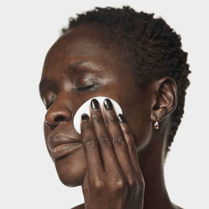 Clinique Clarifying Lotion 2 487 ml toner som appliceras på huden med en bomullsrondell för en klar lyster.
