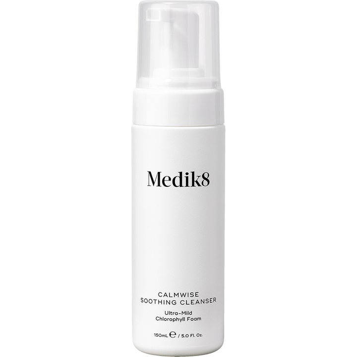 Medik8 Calmwise Soothing Cleanser 150 ml lugnande ansiktsrengöring i vit pumpflaska med klorofyll som dämpar rodnad.