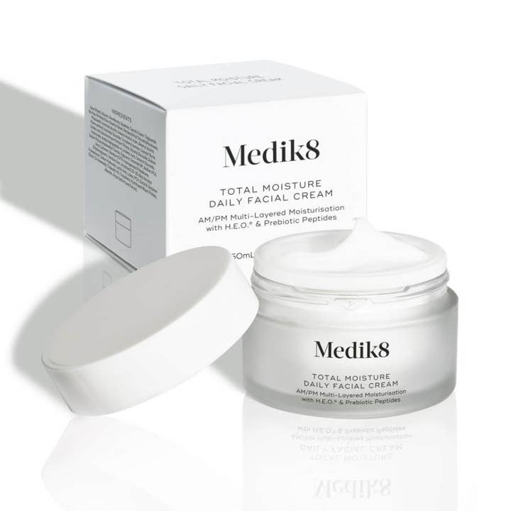 Medik8 Total Moisture Daily Facial Cream 50 ml återfuktande ansiktskräm i frostad glasburk med vit kräm.