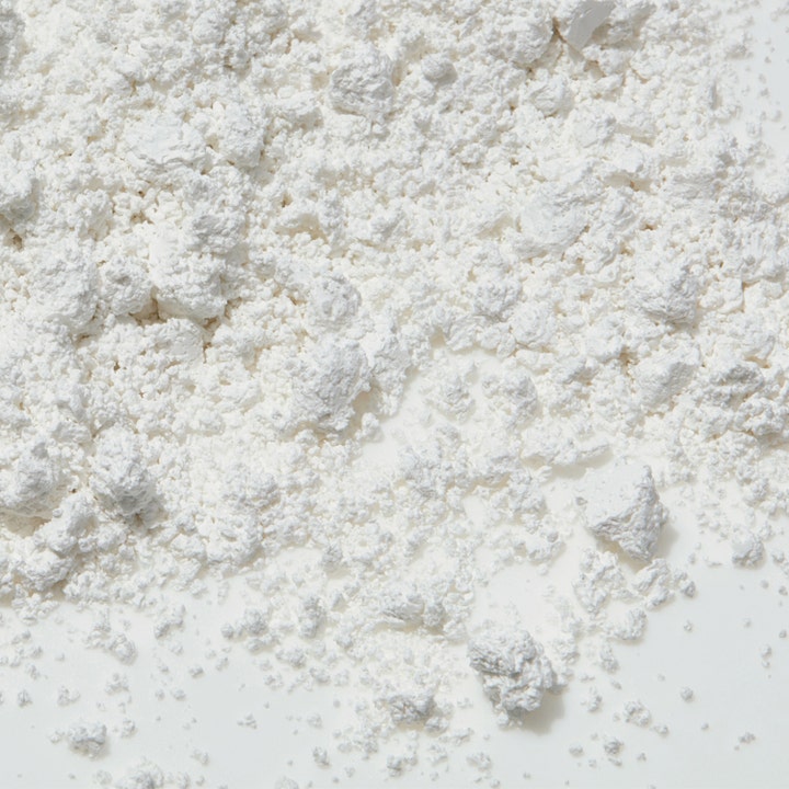 Mario Badescu Pore Minimizer 16 g ansiktsvård visar en vit smulig pudertextur som skapar en porförminskande effekt.