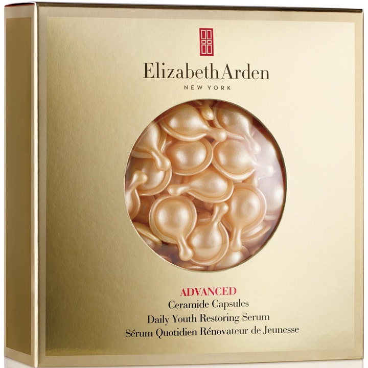 Elizabeth Arden Advanced Ceramide Capsules serum ger anti-aging återfuktning i en guldbox fylld med guldglänsande kapslar.