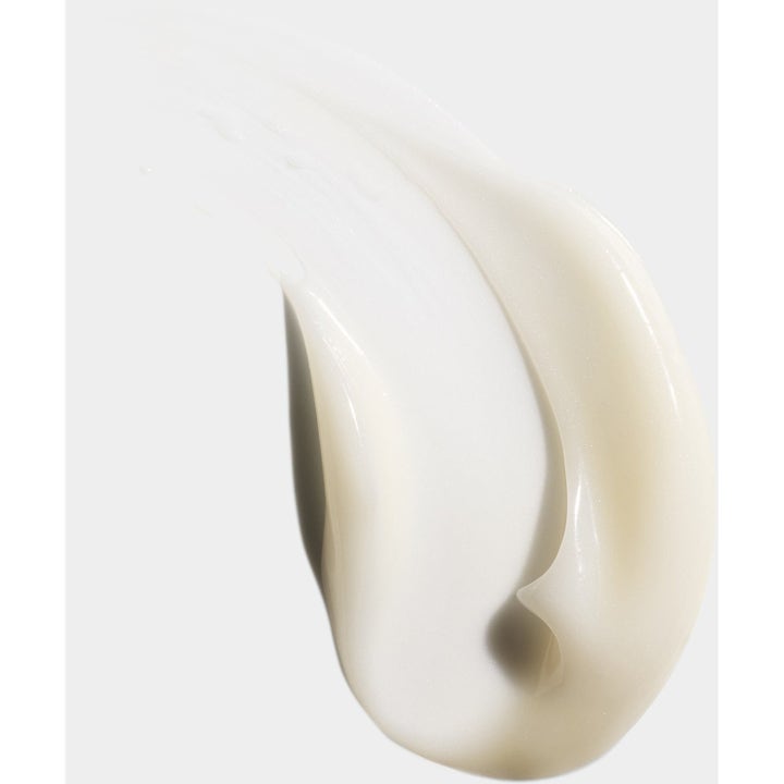 Clinique All-Day Defense 100 ml skyddande ansiktskräm visar en mjuk vit krämig konsistens med niacinamid.