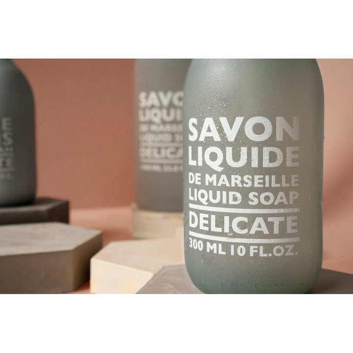 Compagnie de Provence Liquid Marseille Soap Delicate 300 ml fransk flytande tvål i frostad grå glasflaska
