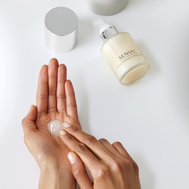 Sensai Cellular Performance Throat And Bust Lifting Effect 100 ml anti-aging halskräm visar geltextur i hand vid pumpflaska.