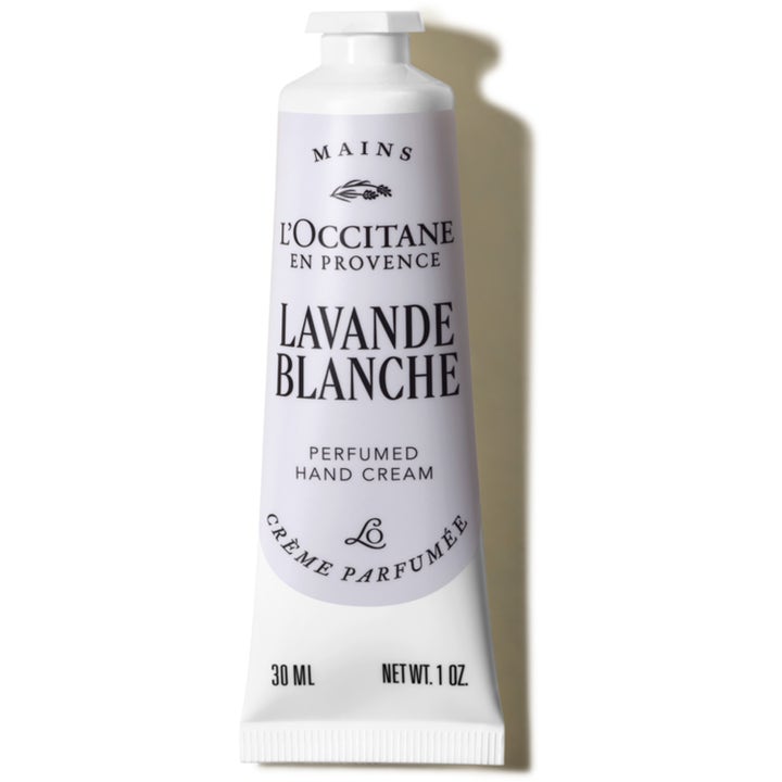L'Occitane Lavande Blanche 30 ml mjukgörande handkräm i en vit och ljuslila tub med vitt skruvlock.