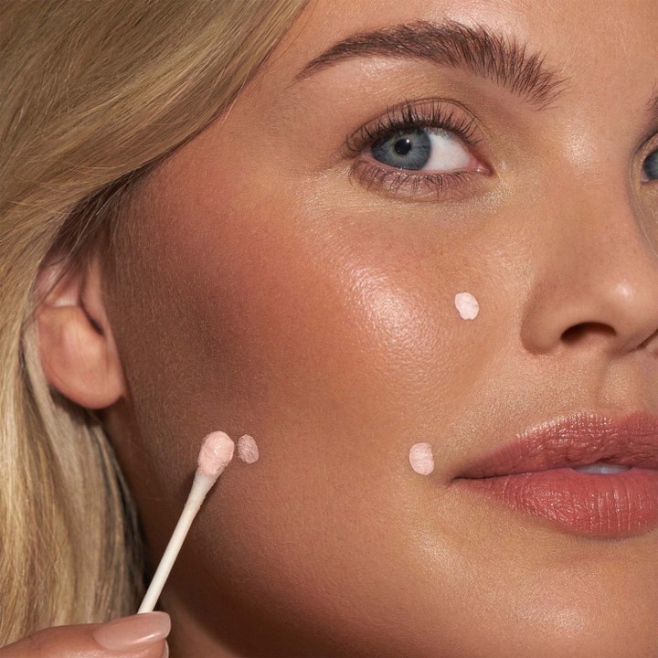 Mario Badescu Drying Lotion 29 ml punktbehandling mot orenheter appliceras med tops som små rosa prickar i ansiktet.