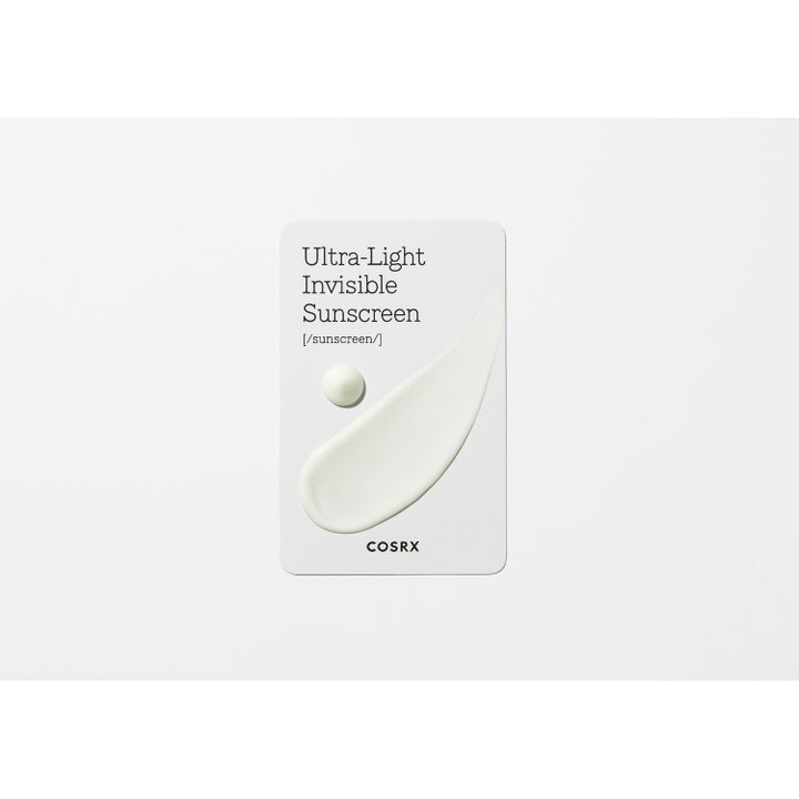 COSRX Ultra-Light Invisible Sunscreen SPF50 50 ml solskydd visar en lätt vit krämig textur och klick på vitt kort
