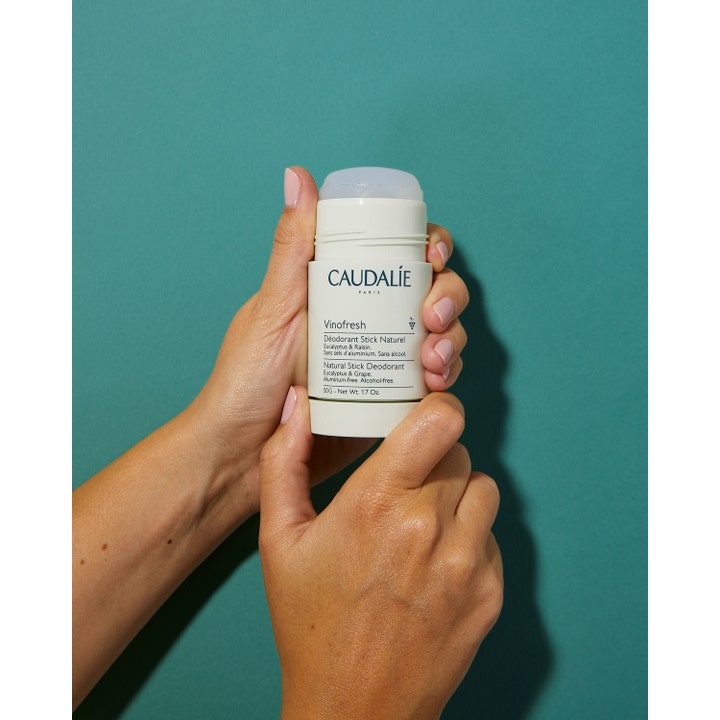 Caudalie Vinofresh Stick Deodorant 50 ml aluminiumfri deodorant som ger fräschör i vit hylsa mot grön bakgrund.