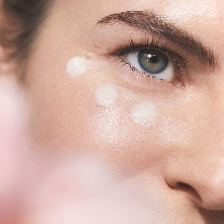 KORA Organics Kakadu Plum Vitamin C Eye Cream 15 ml ger lyster med krämiga prickar under ögat