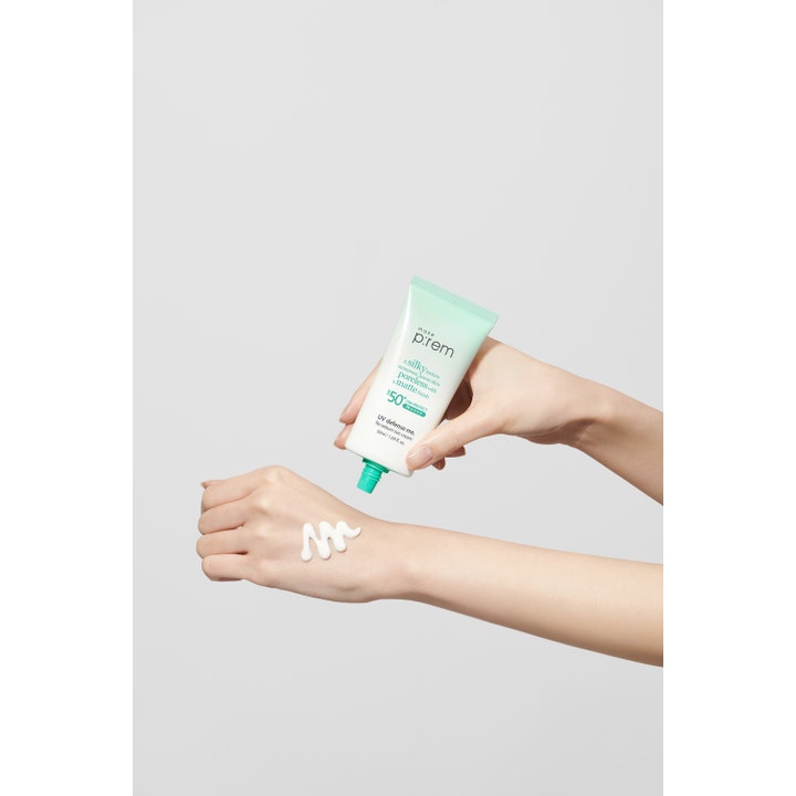 Make Prem No Sebum Sun Cream 50 ml solkräm för fet hud appliceras på handrygg med vit silkeslen textur.