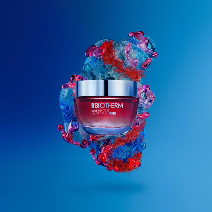 Biotherm Blue Peptides Uplift 50 ml anti-aging nattkräm i röd glasburk med silverlock omgiven av blå och röda vattenformer.