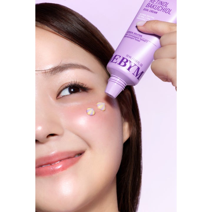 Some By Mi Retinol Bakuchiol Dual Cream 50 ml nattkräm i lila tub med prickar av tvåfärgad kräm på en kind.