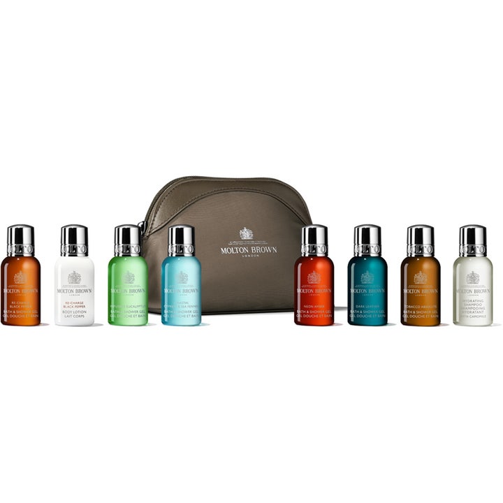 Molton Brown gåvoset herr 8x30ml miniset i en Molton Brown necessär män med åtta färgglada flaskor med silverkorkar.