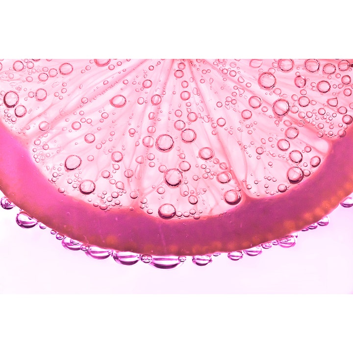 Biotherm Aqua Glow 50 ml återfuktande ansiktskräm ger hudglöd illustrerad av en rosa citrusskiva med friska bubblor.