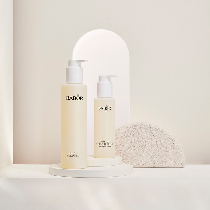 Babor Set HY-ÖL & Phyto Hydrating Booster 300 ml återfuktande ansiktsvård i frostade pumpflaskor på vita podier