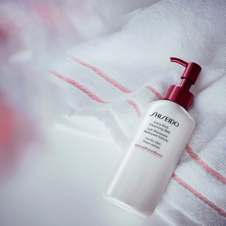 Shiseido Extra Rich Cleansing Milk 125 ml extra rik rengöringsmjölk för torr hy i vit flaska med röd pump