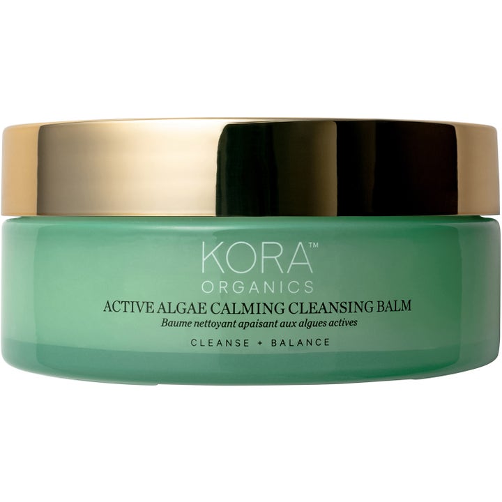 KORA Organics Active Algae Calming Cleansing Balm med mikroalger är en ekologisk rengöring i grön burk med guldlock.