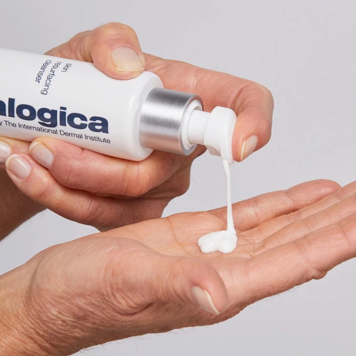 Dermalogica AGE smart Skin Resurfacing Cleanser 150 ml ansiktsrengöring med krämig vit textur som pumpas ut i en hand