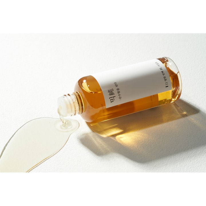 Mixsoon Heartleaf Essence 100 ml hudbalanserande ansiktsessens som rinner ur en liggande genomskinlig flaska