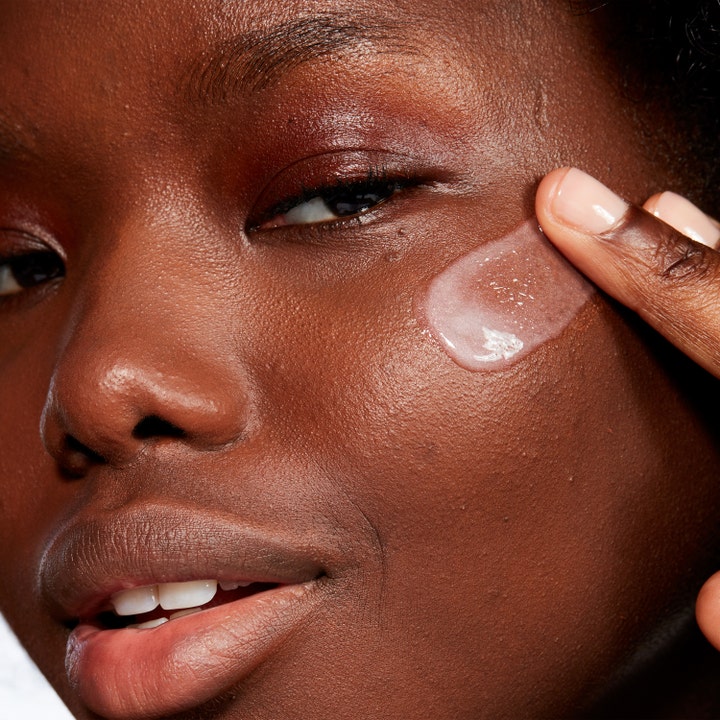 MAC Hyper Real Serumizer 30 ml balanserade fuktserum som ger lyster när det appliceras på huden.
