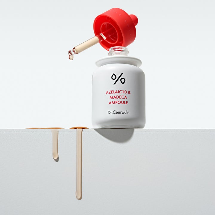 Dr. Ceuracle Azelaic 10 & Madeca Ampoule 30 ml lugnande serum i vit flaska med röd pipett och droppande textur