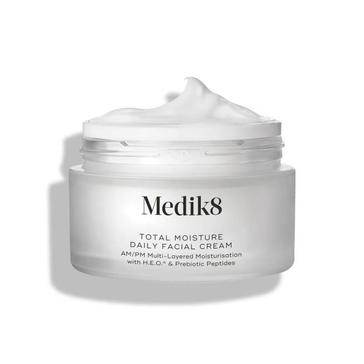 Medik8 Total Moisture Daily Facial Cream 50 ml återfuktande ansiktskräm i frostad glasburk med fyllig vit kräm