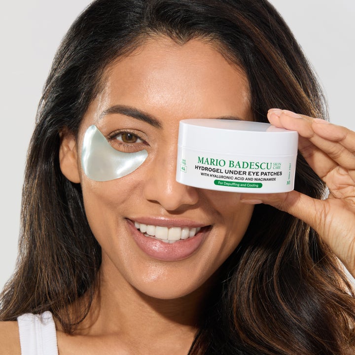 Mario Badescu Hydrogel Under Eye Patches 60 st svalkande eye patches som ger fukt på en kvinna