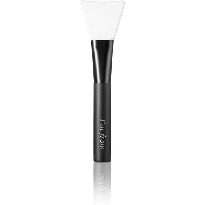 I'm from Silicone Mask Brush silikonborste som ger jämn applicering med svart skaft och vit solfjäderformad topp