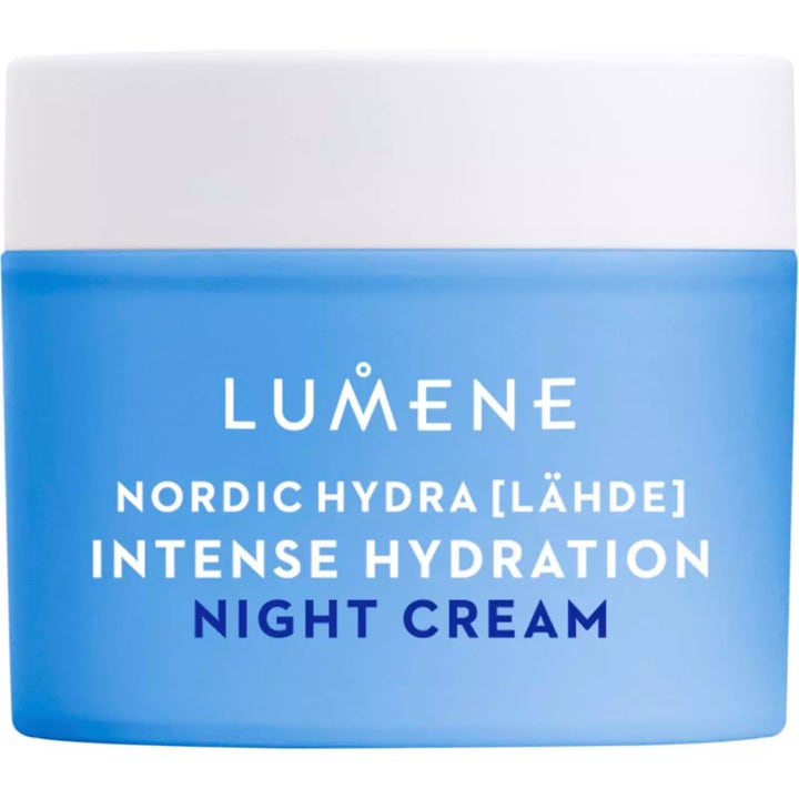 Lumene Nordic Hydra Lähde Intense Hydration Night Cream nattkräm ger intensiv fukt i en blå frostad burk med vitt lock.