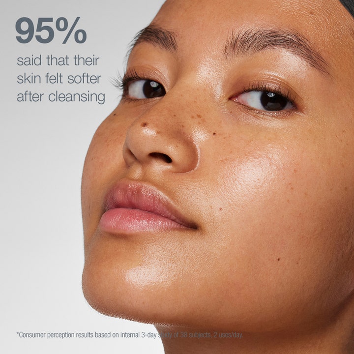 Dermalogica Magnetic Afterglow Cleanser 295 ml ansiktsrengöring ger mjukare hud på person med lyster och texten 95%.