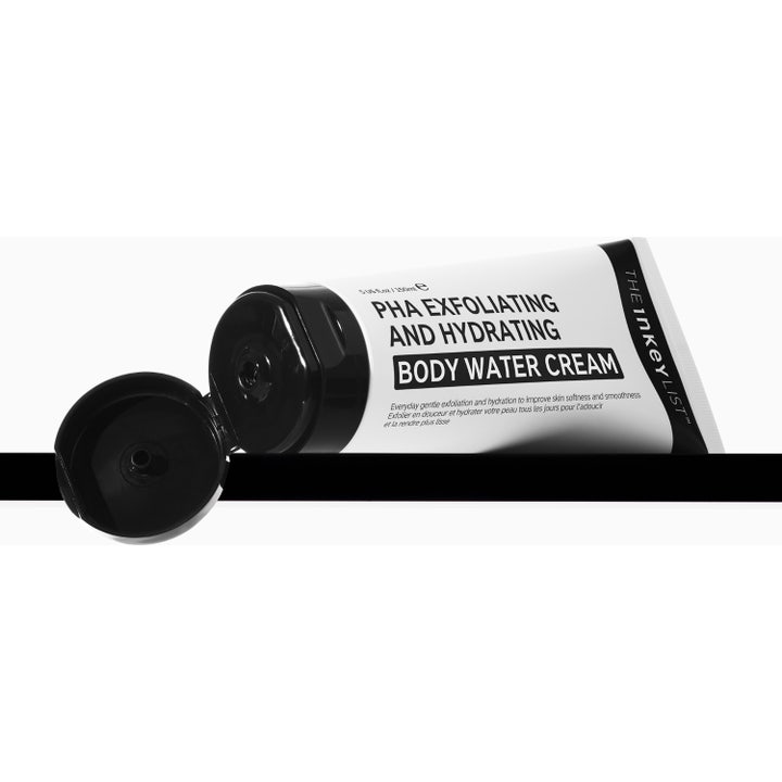 The INKEY List PHA Exfoliating and Hydrating Body Water Cream 150 ml exfolierande kroppsvård i vit tub och ytterask.
