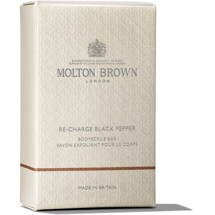 Molton Brown Re-charge Black Pepper Bodyscrub Bar 250 g exfolierande bodyscrub i mönstrad beige ask med silverdetaljer.