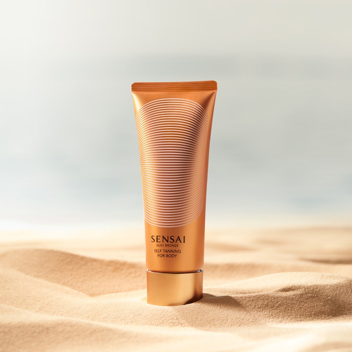 Sensai Silky Bronze Self Tanning For Body 150 ml silkeslen brun utan sol kräm för kroppen i bronsfärgad tub i sand.