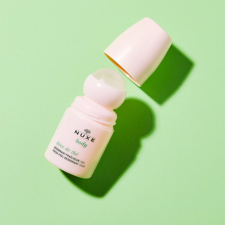 Nuxe Body Rêve de Thé 50 ml roll-on deodorant med grönt te 24h skydd i en ljusrosa flaska med öppet lock.