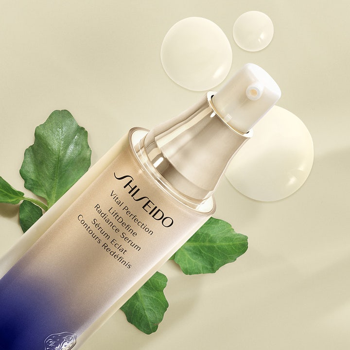 Shiseido Vital Perfection Liftdefine Radiance Serum 40 ml ger lyster i lyxig pumpflaska med gröna blad